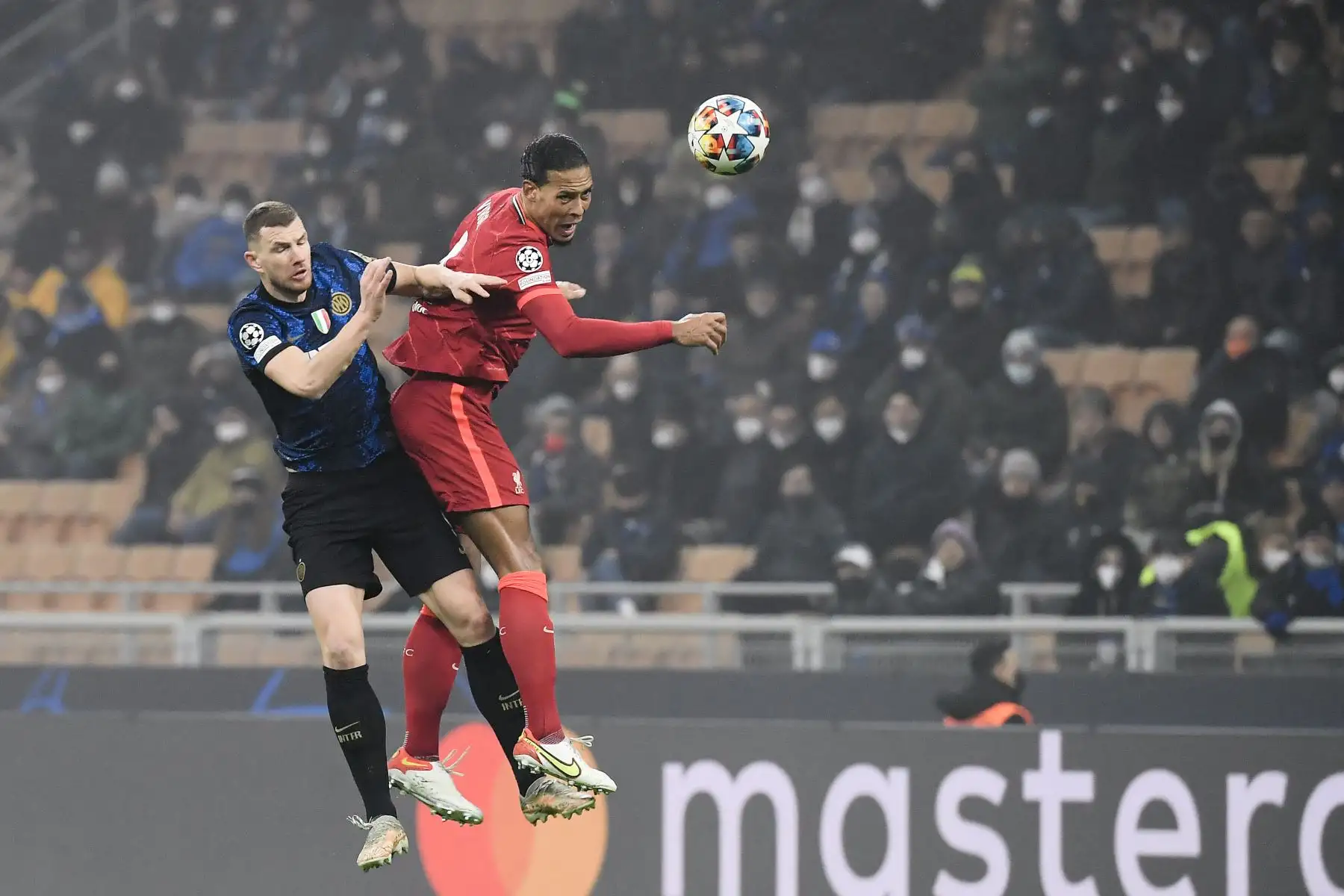 El delantero bosnio del Inter de Milán, Edin Dzeko, encabeza el balón junto al defensor holandés del Liverpool, Virgil van Dijk, durante el partido de ida de octavos de final de la Liga de Campeones de la UEFA entre el Inter de Milán y el Liverpool.
Foto: AFP