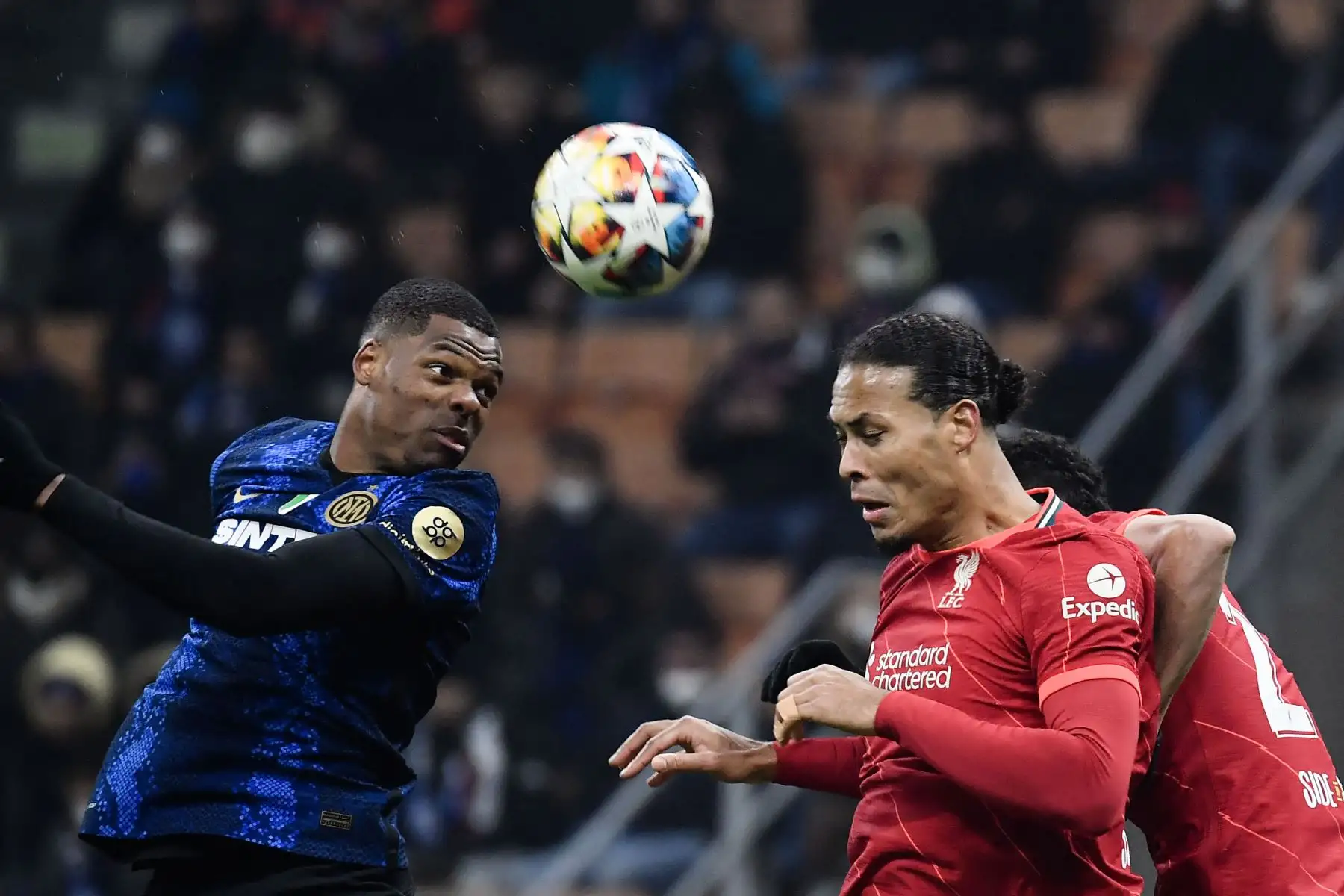 El defensor holandés del Inter de Milán, Denzel Dumfries , disputa el balón con el defensor holandés del Liverpool, Virgil van Dijk, durante el partido de ida de octavos de final de la Liga de Campeones de la UEFA entre el Inter de Milán y el Liverpool.
Foto: AFP