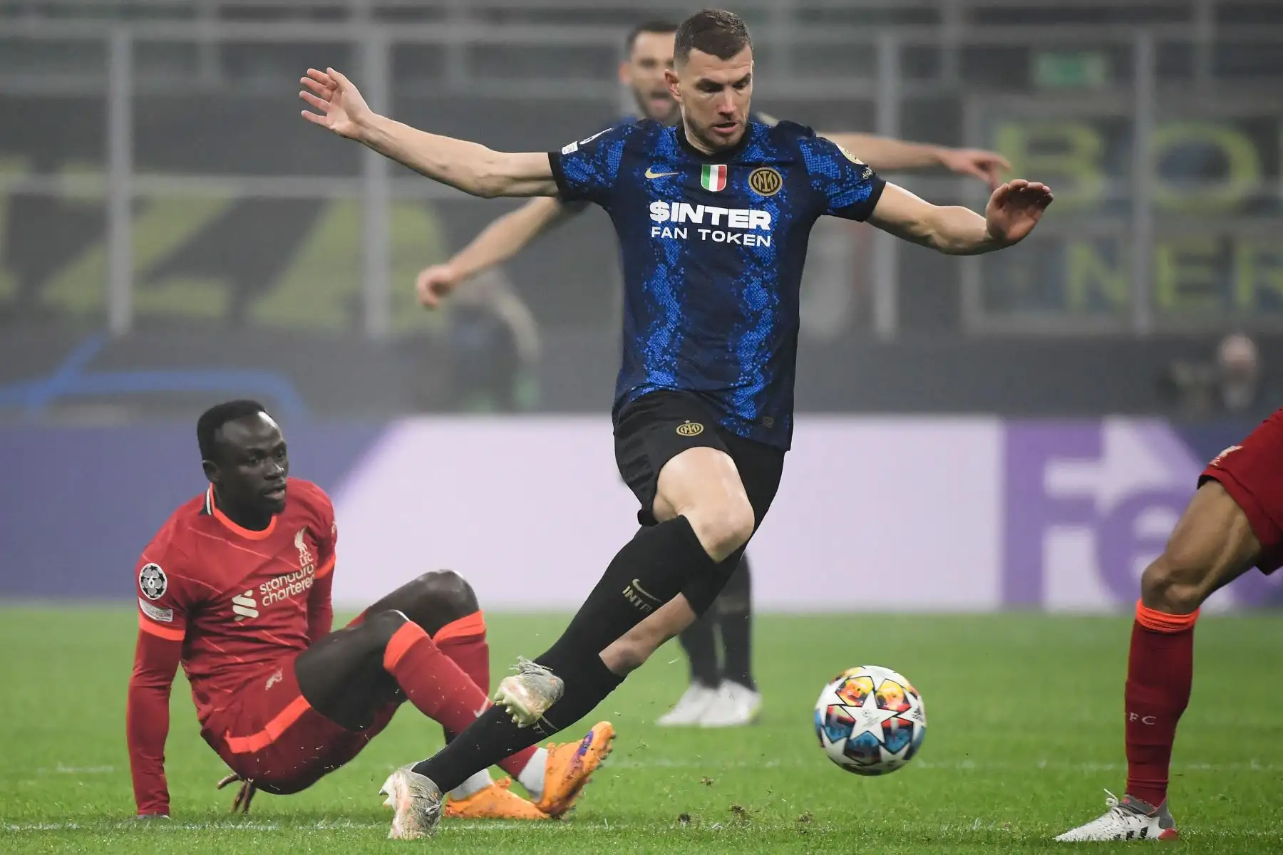 El delantero senegalés del Liverpool Sadio Mane lucha por el balón con el delantero bosnio del Inter de Milán Edin Dzeko durante el partido de ida de octavos de final de la Liga de Campeones de la UEFA entre el Inter de Milán y el Liverpool.
Foto: AFP