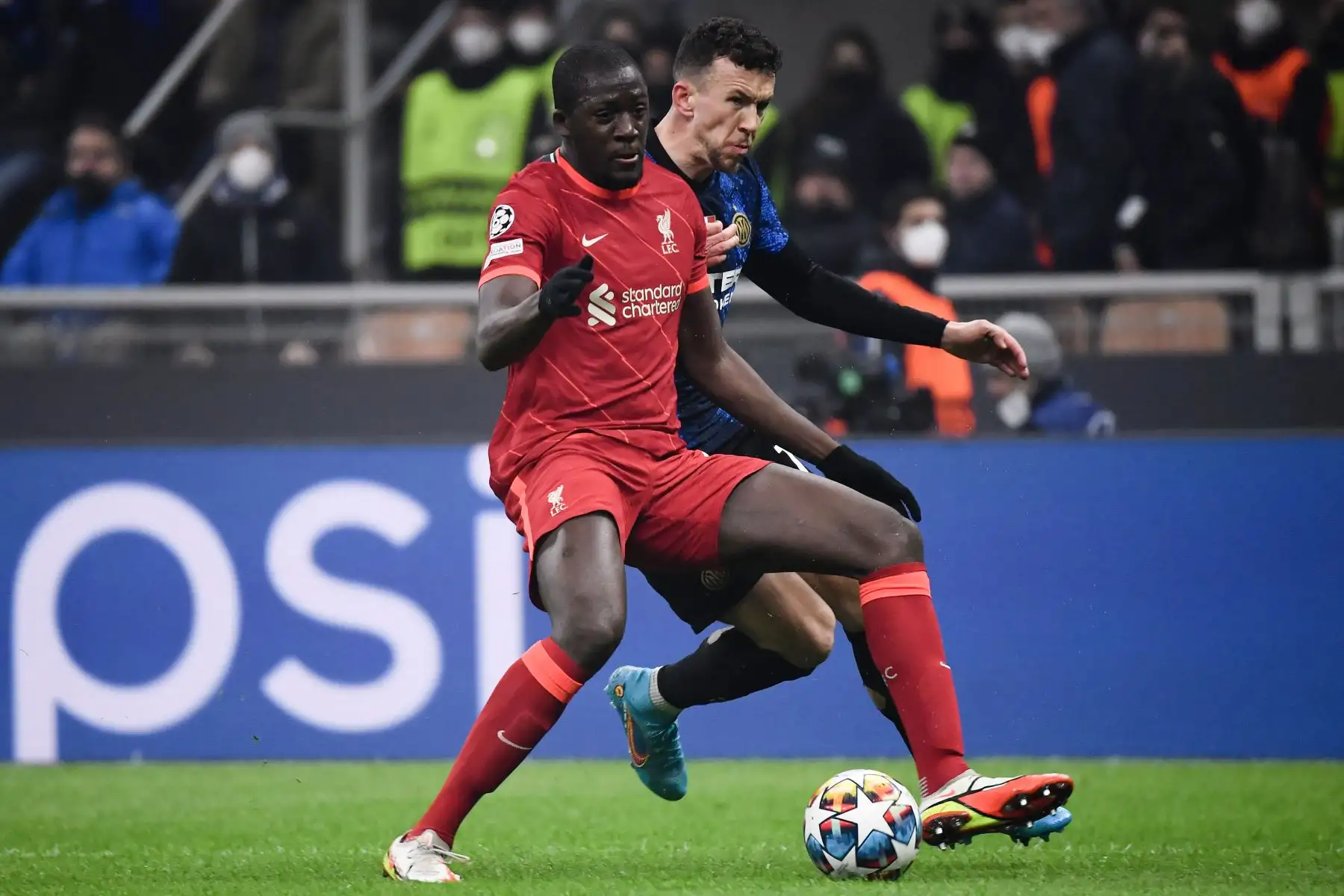 El centrocampista croata del Inter de Milán, Ivan Perisic, lucha por el balón con el defensor francés del Liverpool, Ibrahima Konate, durante el partido de ida de octavos de final de la Liga de Campeones de la UEFA entre el Inter de Milán y el Liverpool.
Foto: AFP