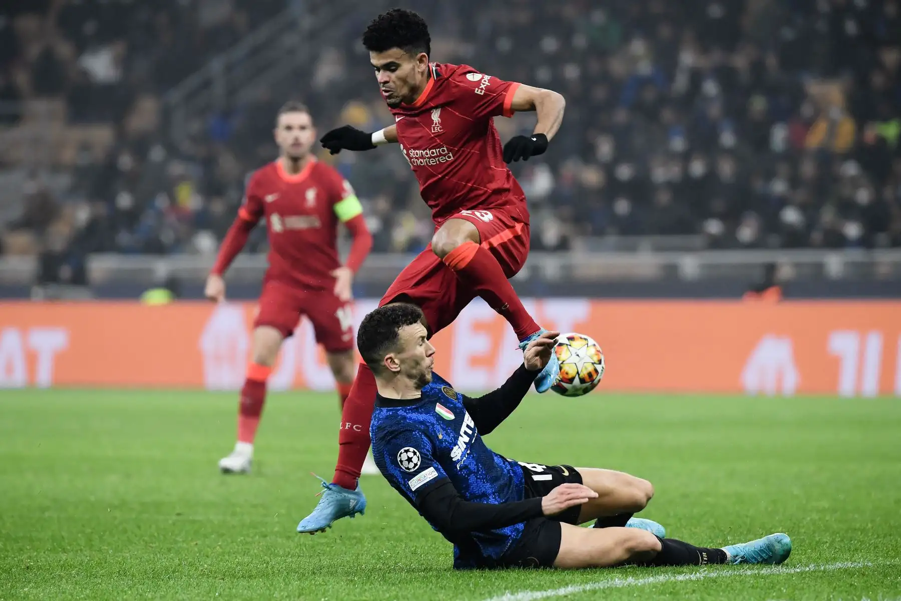 El centrocampista colombiano del Liverpool, Luis Díaz, lucha por el balón con el centrocampista croata del Inter de Milán, Ivan Perisic, durante el partido de ida de los octavos de final de la Liga de Campeones de la UEFA entre el Inter de Milán y el Liverpool .
Foto: AFP