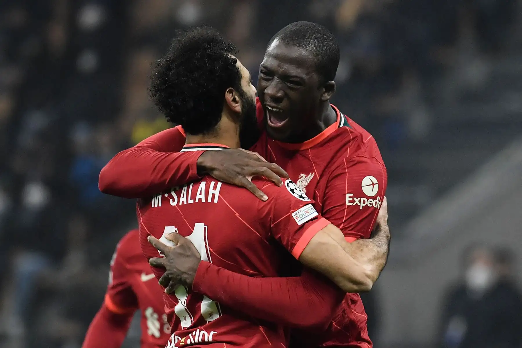 El centrocampista egipcio del Liverpool, Mohamed Salah, celebra con el defensor francés del Liverpool, Ibrahima Konate, después de anotar durante el partido de ida de octavos de final de la Liga de Campeones de la UEFA entre el Inter de Milán y el Liverpool.
Foto: AFP