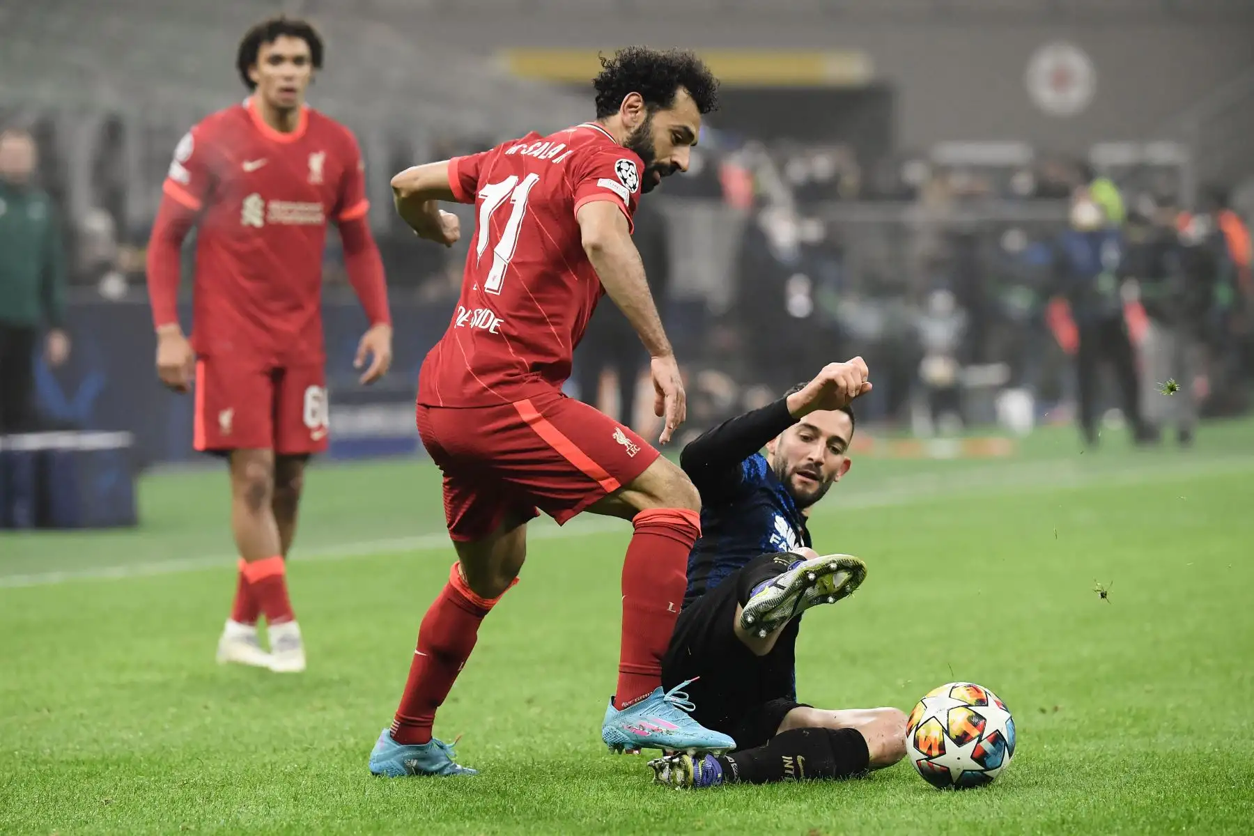 El centrocampista egipcio del Liverpool, Mohamed Salah , lucha por el balón con el centrocampista italiano del Inter de Milán, Roberto Gagliardini, durante el partido de ida de octavos de final de la Liga de Campeones de la UEFA entre el Inter de Milán y el Liverpool.
Foto: AFP