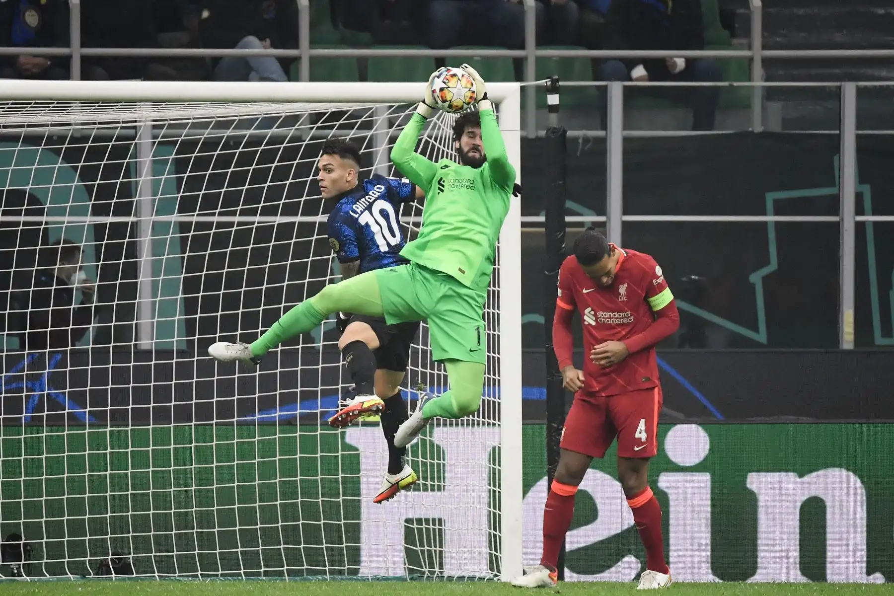 El delantero argentino del Inter de Milán Lautaro Martínez  lucha por el balón con el portero brasileño del Liverpool Alisson Becker  durante el partido de ida de octavos de final de la Liga de Campeones de la UEFA entre el Inter de Milán y el Liverpool.
Foto: AFP