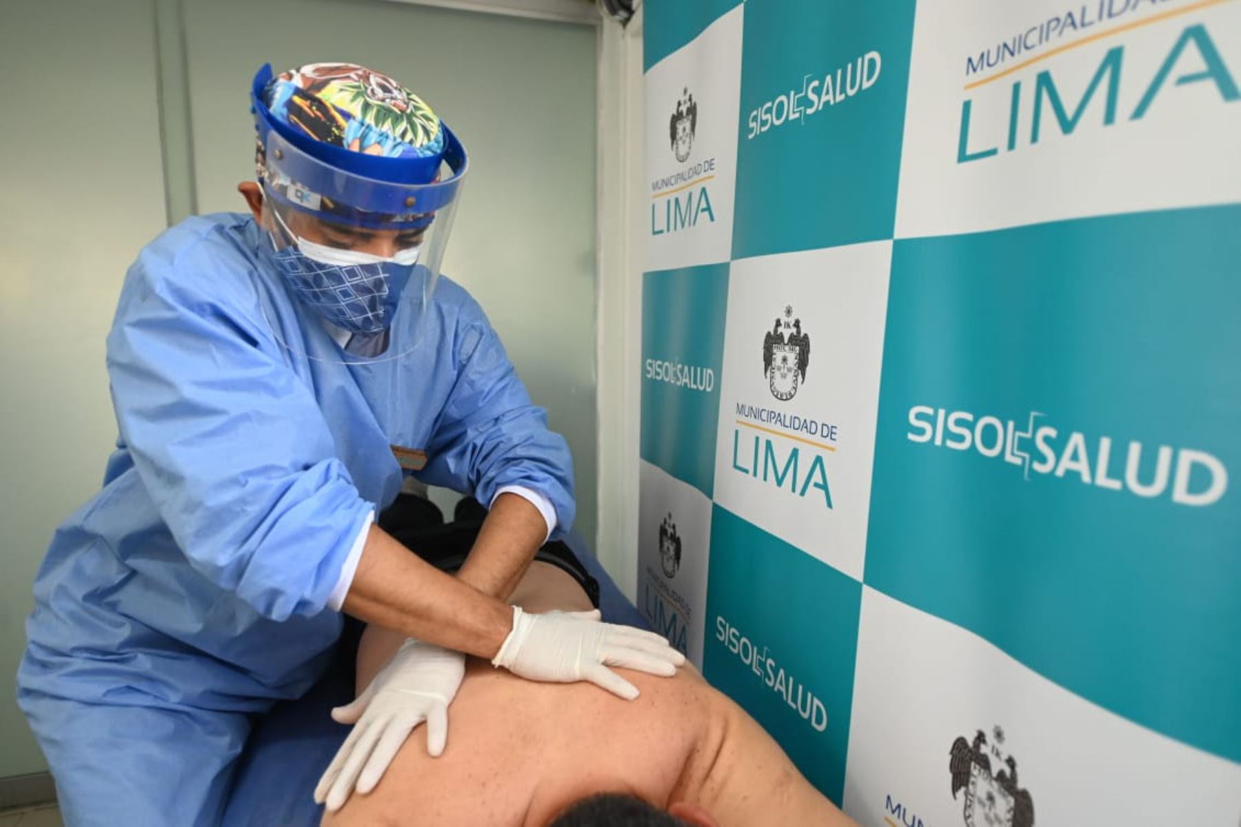 Por medio de la palpación y la presión mecánica con las manos el músculo puede relajarse o desinflamarse. ANDINA/ Municipalidad de Lima