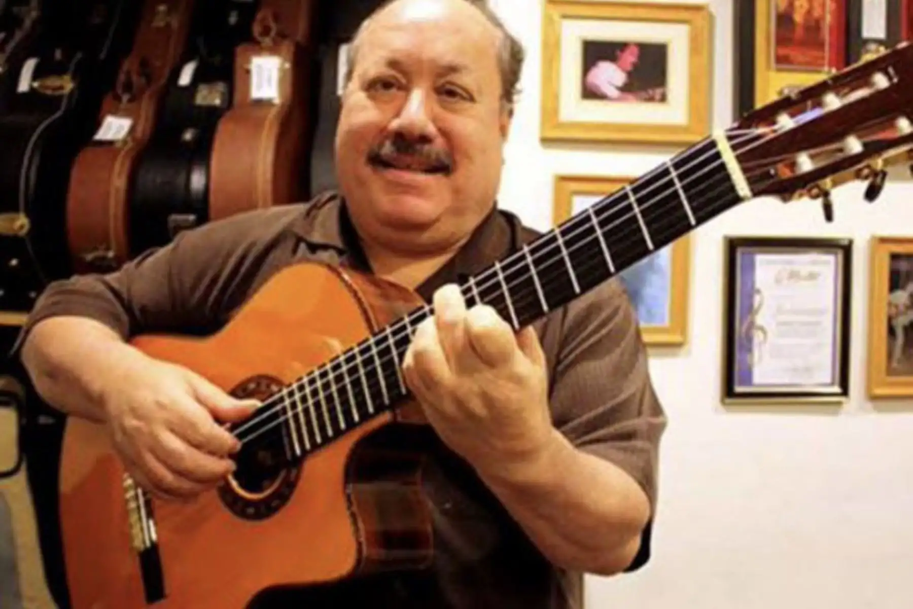 El destacado guitarrista peruano Ramón Stagnaro falleció a los 68 años de edad.
Nacido en Lima en 1954, Stagnaro colaboró musicalmente con diversas figuras internacionales, como Alejandro Sanz, Enrique Iglesias y Luis Miguel, entre los hispanos, y Diana Ross, Celine Dion y Gino Vanelli.

Foto: Difusión