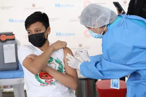 El porcentaje de inoculación de la tercera dosis en adolescentes y jóvenes de 12 a 19 años es aún menor en algunas regiones. Foto: Difusión