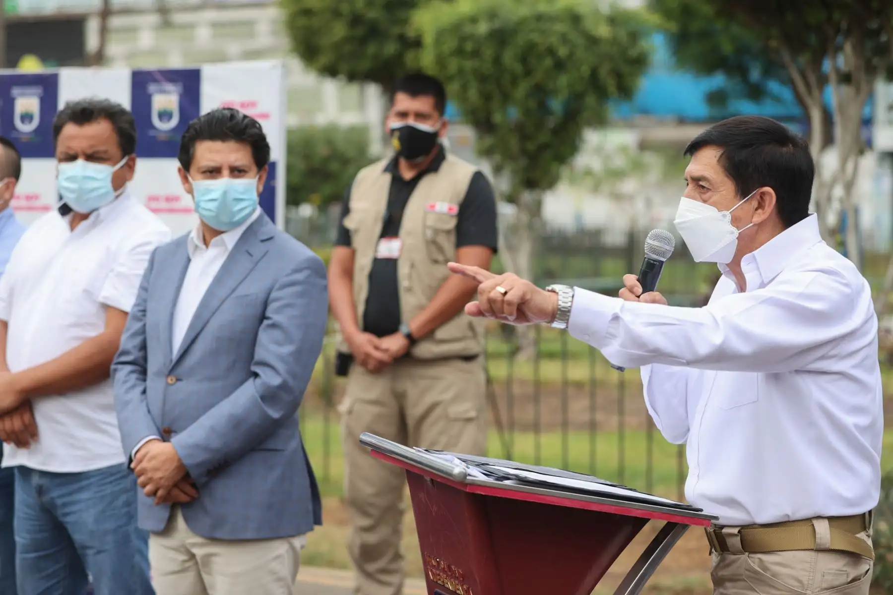 El Ministro del Interior, Alfonso Chavarry, junto a los alcaldes de la Mancomunidad de Lima Norte,  brindan conferencia de prensa para exponer  las medidas y acciones operativas para el desarrollo del estado de emergencia en Lima Norte, luego de sostener una reunión en la zona industrial de Independencia. Foto: ANDINA/ Andrés Valle