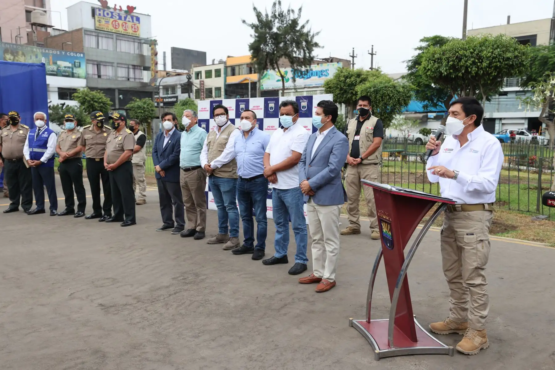 El Ministro del Interior, Alfonso Chavarry, junto a los alcaldes de la Mancomunidad de Lima Norte,  brindan conferencia de prensa para exponer  las medidas y acciones operativas para el desarrollo del estado de emergencia en Lima Norte, luego de sostener una reunión en la zona industrial de Independencia. Foto: ANDINA/ Andrés Valle