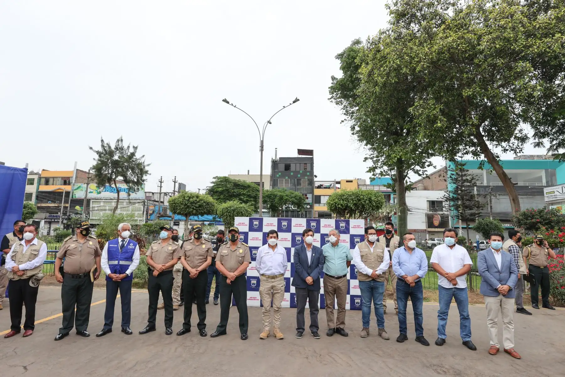 El Ministro del Interior, Alfonso Chavarry, junto a los alcaldes de la Mancomunidad de Lima Norte,  brindan conferencia de prensa para exponer  las medidas y acciones operativas para el desarrollo del estado de emergencia en Lima Norte, luego de sostener una reunión en la zona industrial de Independencia. Foto: ANDINA/ Andrés Valle