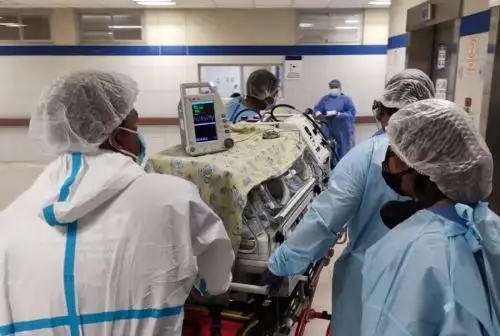 Una bebé de 8 días de nacida y en estado crítico fue trasladada de emergencia, desde la región Huánuco hacia el Hospital de Emergencias Villa El Salvador, del Ministerio de Salud en Lima, para la atención especializada debido a una insuficiencia respiratoria grave.