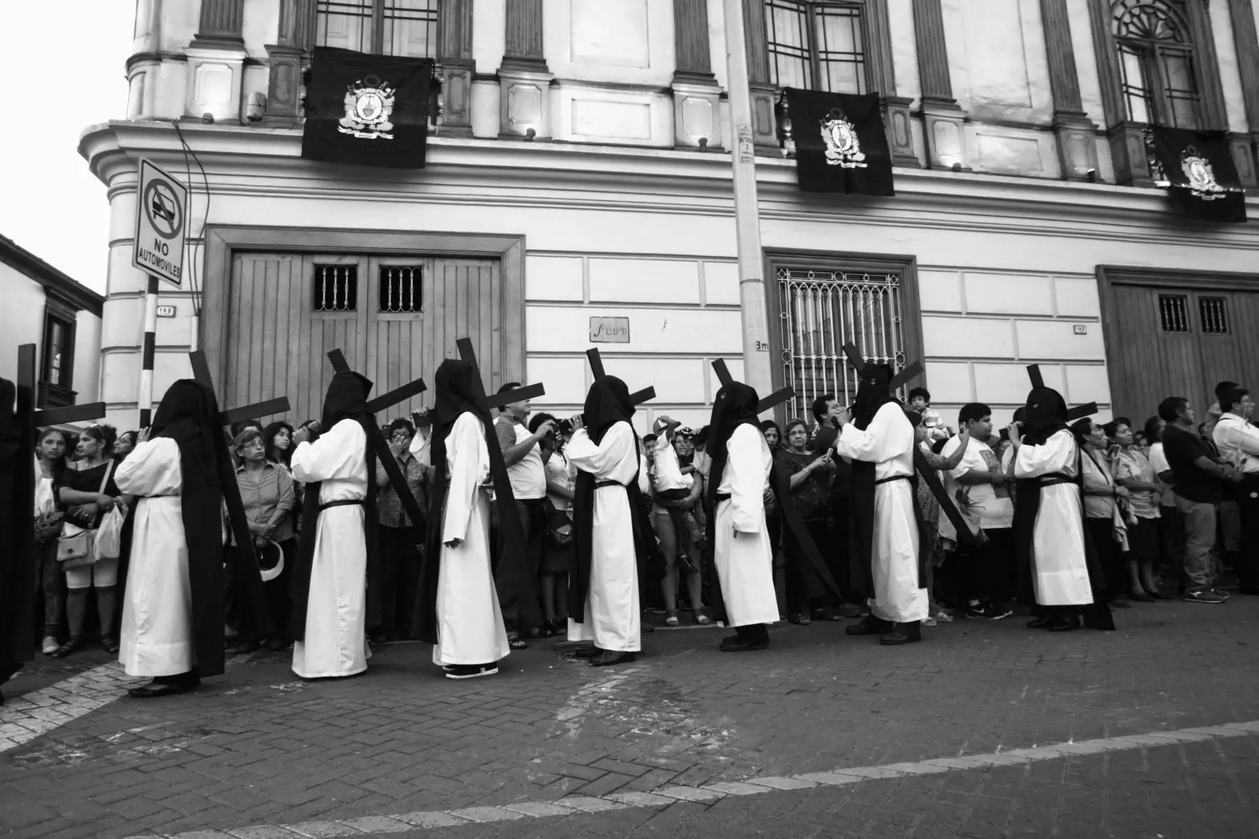 En la procesión de la imagen de Nuestra Señora de la Soledad participan los penitentes, un grupo de fieles encapuchados que, con una cruz al hombro, piden que se les conceda una gracia.Muestra fotográfica “Siglos de fe, la Cofradía de la Soledad y la Semana Santa de Lima” de Pancho Rodríguez