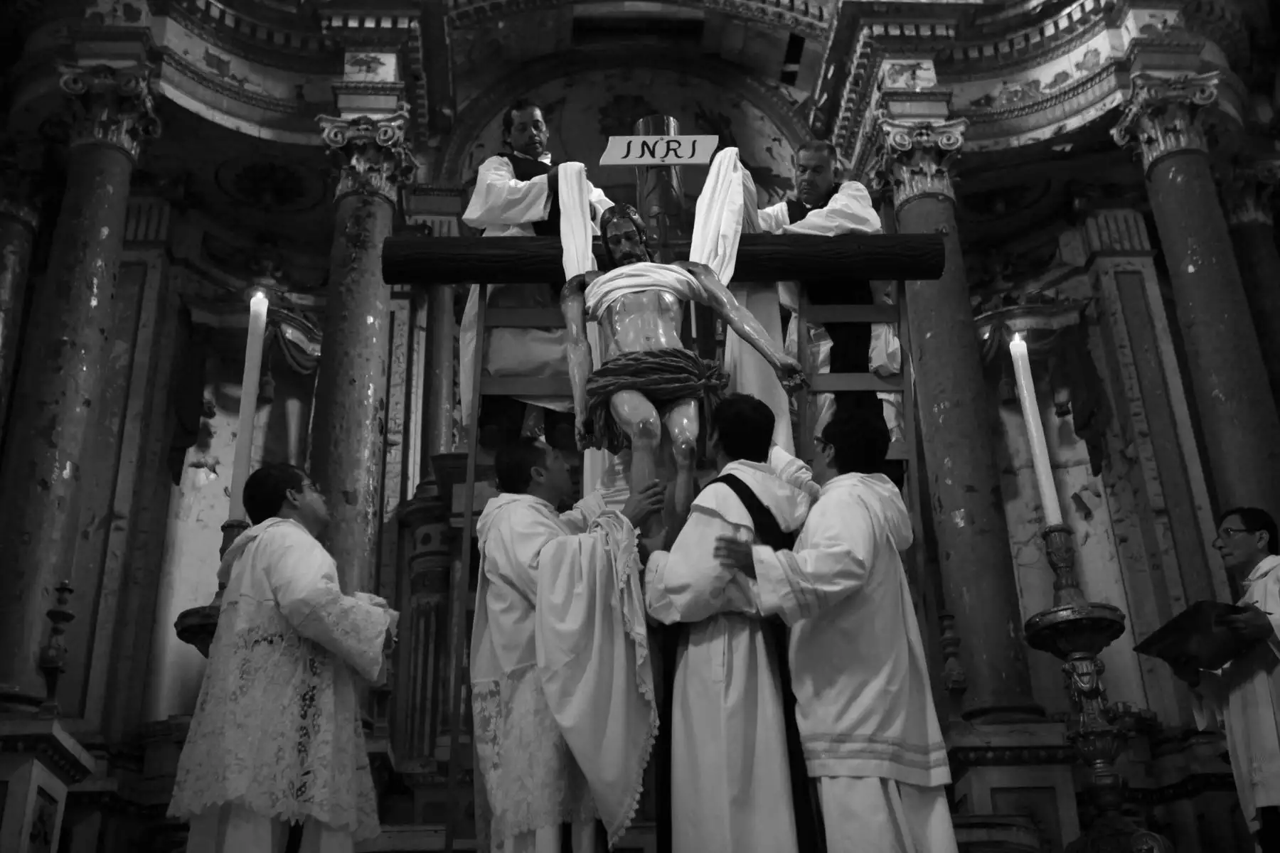 El Cristo del Descendimiento mide 1,70 metros y tiene articuladas sus extremidades y el cuello.  En la ceremonia del Viernes Santo, la imagen es bajada de la cruz por un grupo de cófrades. Muestra fotográfica “Siglos de fe, la Cofradía de la Soledad y la Semana Santa de Lima” de Pancho Rodríguez