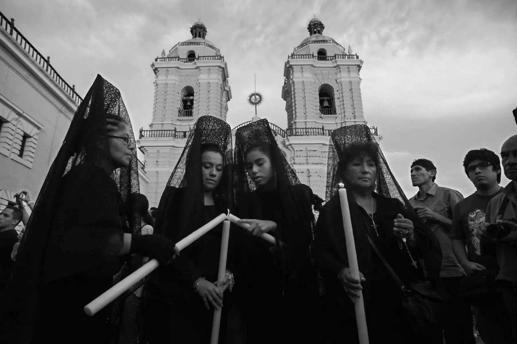 Las mujeres, conocidas como ´las manolas’, llevan puestas mantillas negras
de encaje y peinetas altas, en señal de luto. Muestra fotográfica “Siglos de fe, la Cofradía de la Soledad y la Semana Santa de Lima” de Pancho Rodríguez