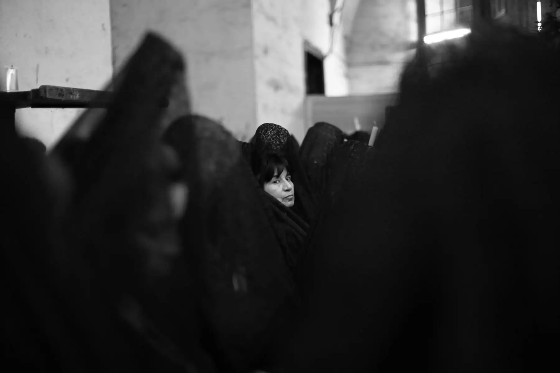 Dentro de la capilla de Nuestra Señora de la Soledad, se toma contacto con un ambiente íntimo que conserva el luto y recogimiento que solía vivirse en el virreinato durante las tardes de Viernes Santo. Foto: Francisco Rodríguez