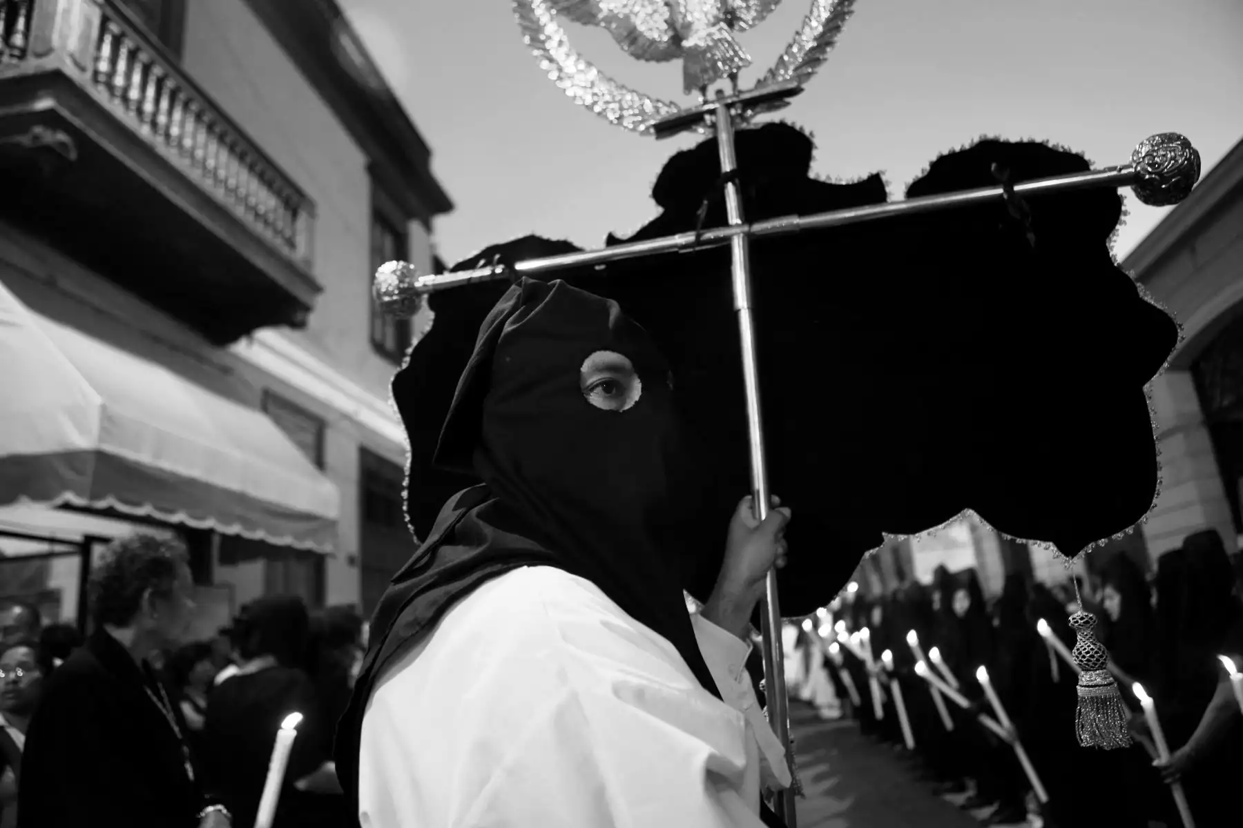 Después de que el Cristo es colocado dentro del sepulcro, el anda sale en procesión por las calles del centro de Lima, resguardado por una imagen de Nuestra Señora de la
Soledad. Un séquito de cófrades acompaña en silencio el traslado. Muestra fotográfica “Siglos de fe, la Cofradía de la Soledad y la Semana Santa de Lima” de Pancho Rodríguez