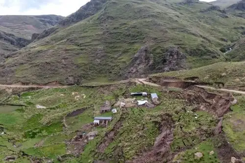 Siete familias resultaron damnificadas y dos afectadas tras el deslizamiento de tierra de gran magnitud en la comunidad Alto Ccayhua sector de "Orccocca" distrito de Checca, provincia cusqueña de Canas, confirmó la oficia de Gestión de Riesgo de Desastres del Gobierno Regional.