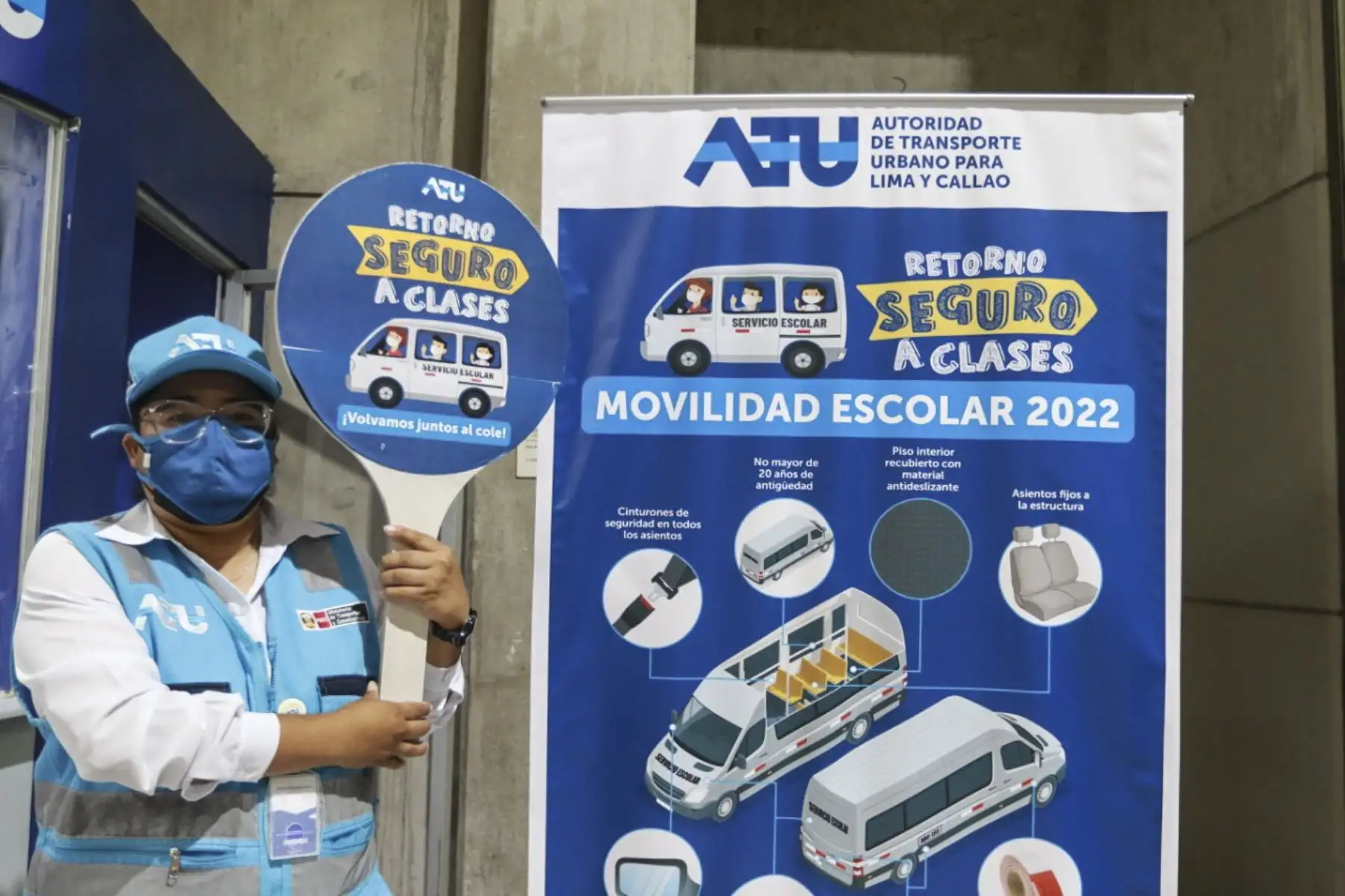 Como parte de la campaña Retorno Seguro A Clases, la ATU brindó orientación gratuita a conductores y padres de familia sobre temas relacionados a las movilidades escolares, en la Estación Central del Metropolitano . Foto: ANDINA/Héctor Vinces