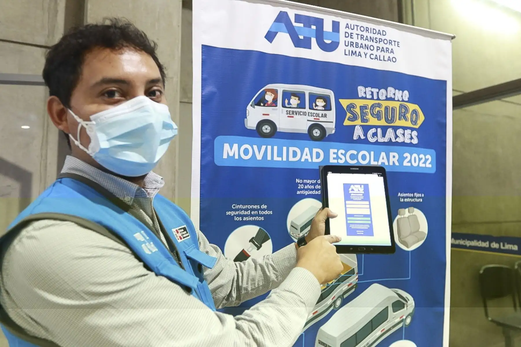 Como parte de la campaña Retorno Seguro A Clases, la ATU brindó orientación gratuita a conductores y padres de familia sobre temas relacionados a las movilidades escolares, en la Estación Central del Metropolitano . Foto: ANDINA/Héctor Vinces