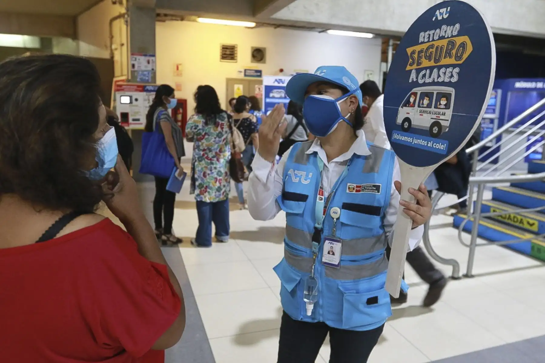 Como parte de la campaña Retorno Seguro A Clases, la ATU brindó orientación gratuita a conductores y padres de familia sobre temas relacionados a las movilidades escolares, en la Estación Central del Metropolitano . Foto: ANDINA/Héctor Vinces