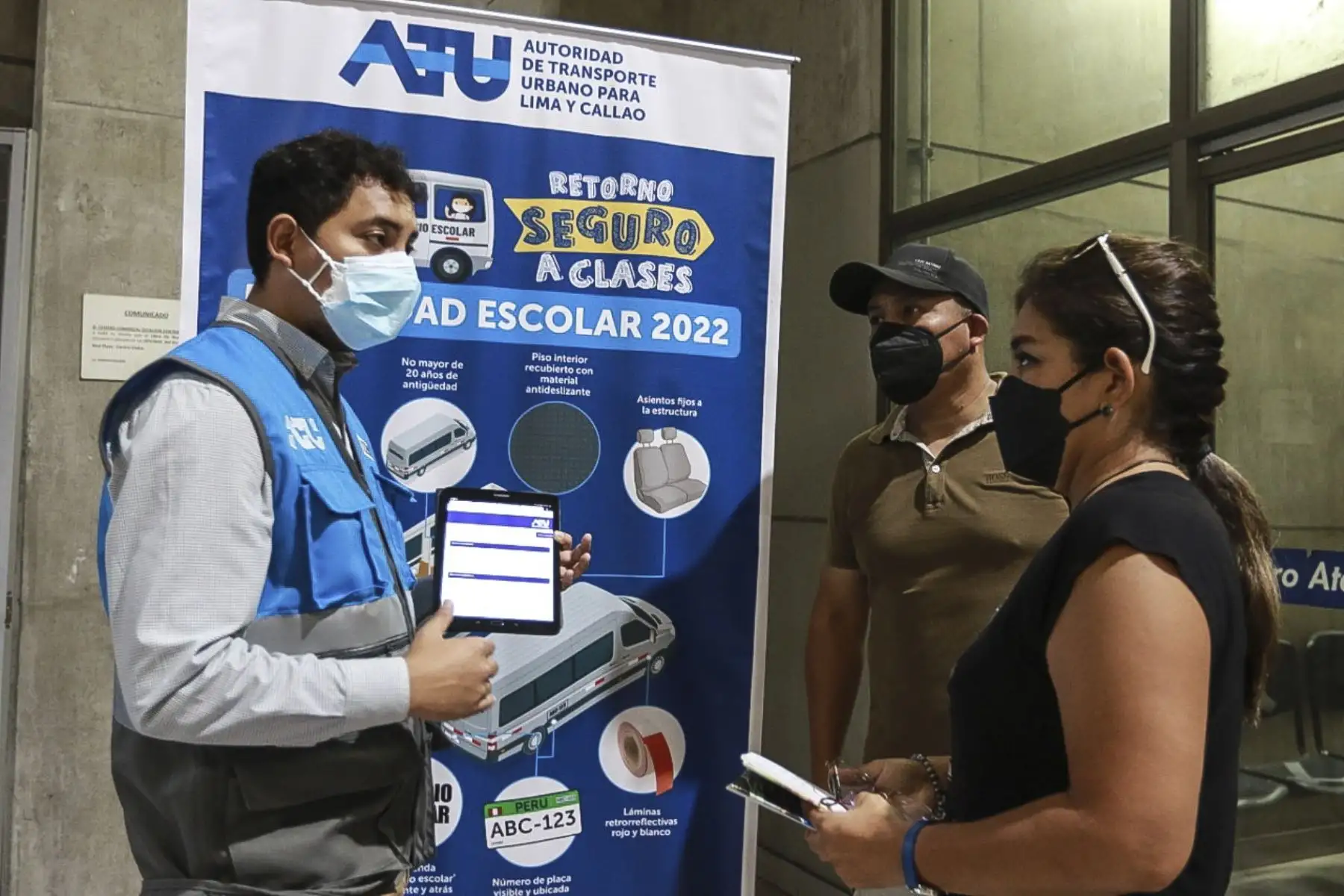 Como parte de la campaña Retorno Seguro A Clases, la ATU brindó orientación gratuita a conductores y padres de familia sobre temas relacionados a las movilidades escolares, en la Estación Central del Metropolitano . Foto: ANDINA/Héctor Vinces