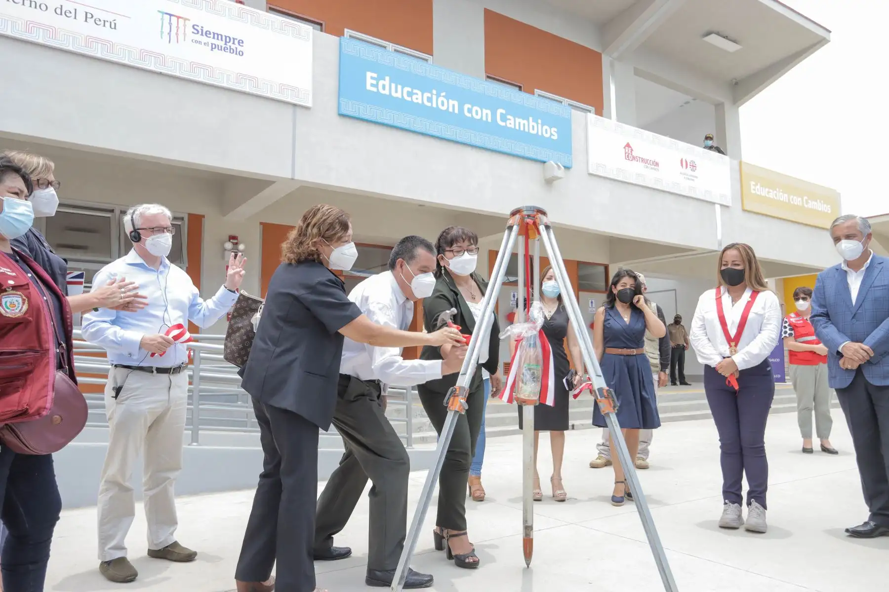 También cuenta con drenaje pluvial, sistema de pozo para extraer agua potable, nueve aulas, cerco perimétrico, loza deportiva, patio de formación, servicios higiénicos, depósito, mobiliario y equipamiento del plan de contingencia, entre otros. El área construida tiene 11,172.48 metros de cuadrados. Foto: ARCC