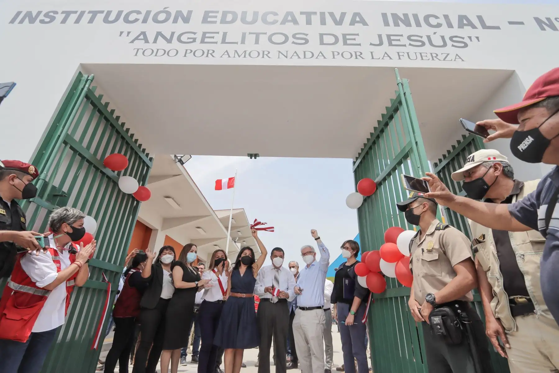 La Autoridad para la Reconstrucción con Cambios (ARCC) inauguró hoy en el distrito y provincia de Casma, región de Áncash, los dos primeros colegios que se ejecutaron en el marco del Acuerdo de Gobierno a Gobierno (G2G) con el Reino Unido, los mismos que incorporan tecnología y estándares de calidad que los convierten en colegios de primer nivel internacional, destacó la directora ejecutiva de la ARCC, Amalia Moreno Vizcardo. Foto: ARCC