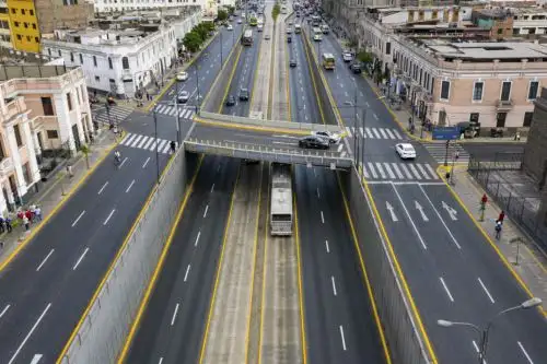 En sus seis carriles intervenidos (tres por sentido) se efectuó el pintado de sardineles, líneas continuas, guionadas y textos, así como cruceros peatonales en 4,500 m2, lo cual brinda mayor visibilidad y seguridad a conductores y transeúntes. ANDINA/ Municipalidad de Lima