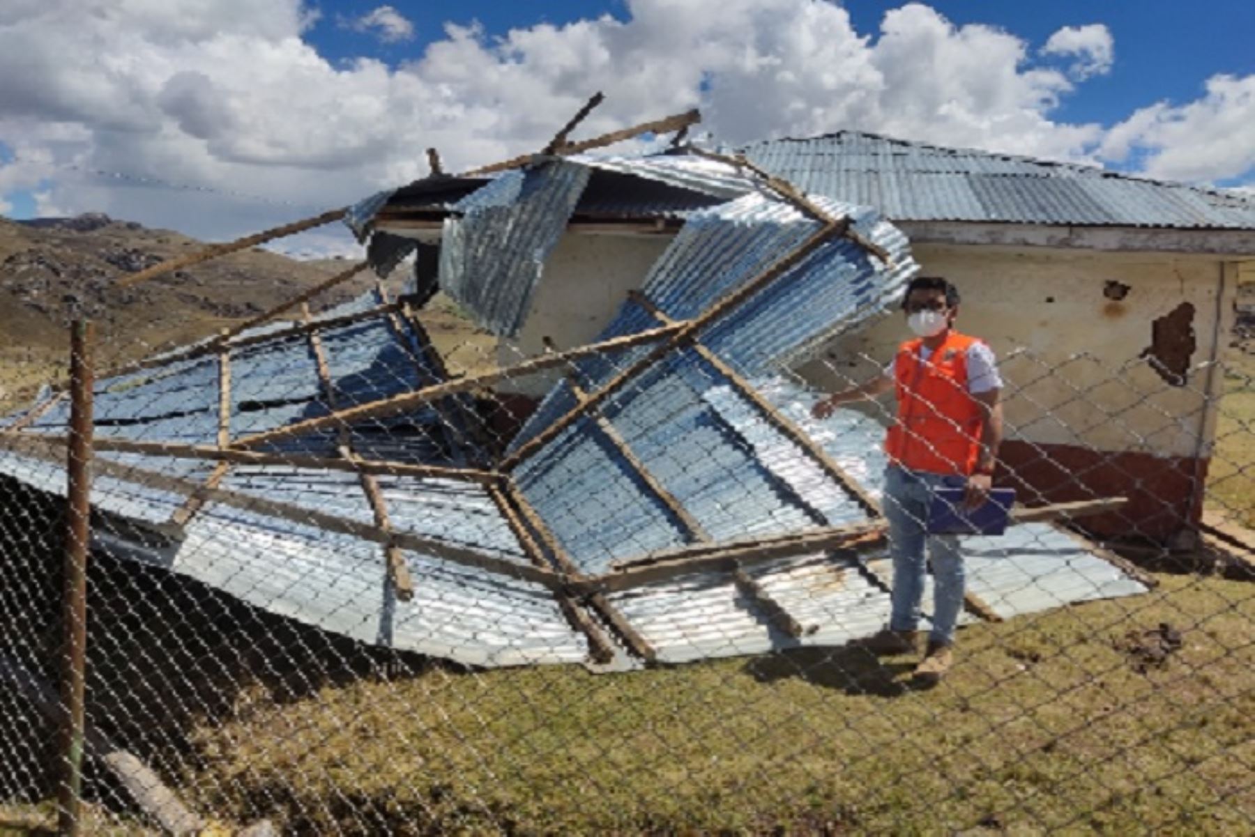 Vientos fuertes arrancaron el techo de viviendas rústicas del centro poblado de Pocobamba, región Pasco.