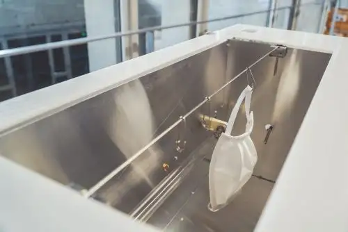 Esta cámara portátil cuenta con dos lámparas que irradian  luz ultravioleta (UV) de tipo C para esterilizar hasta 4 mascarillas durante 30 minutos.Fotos: UTEC