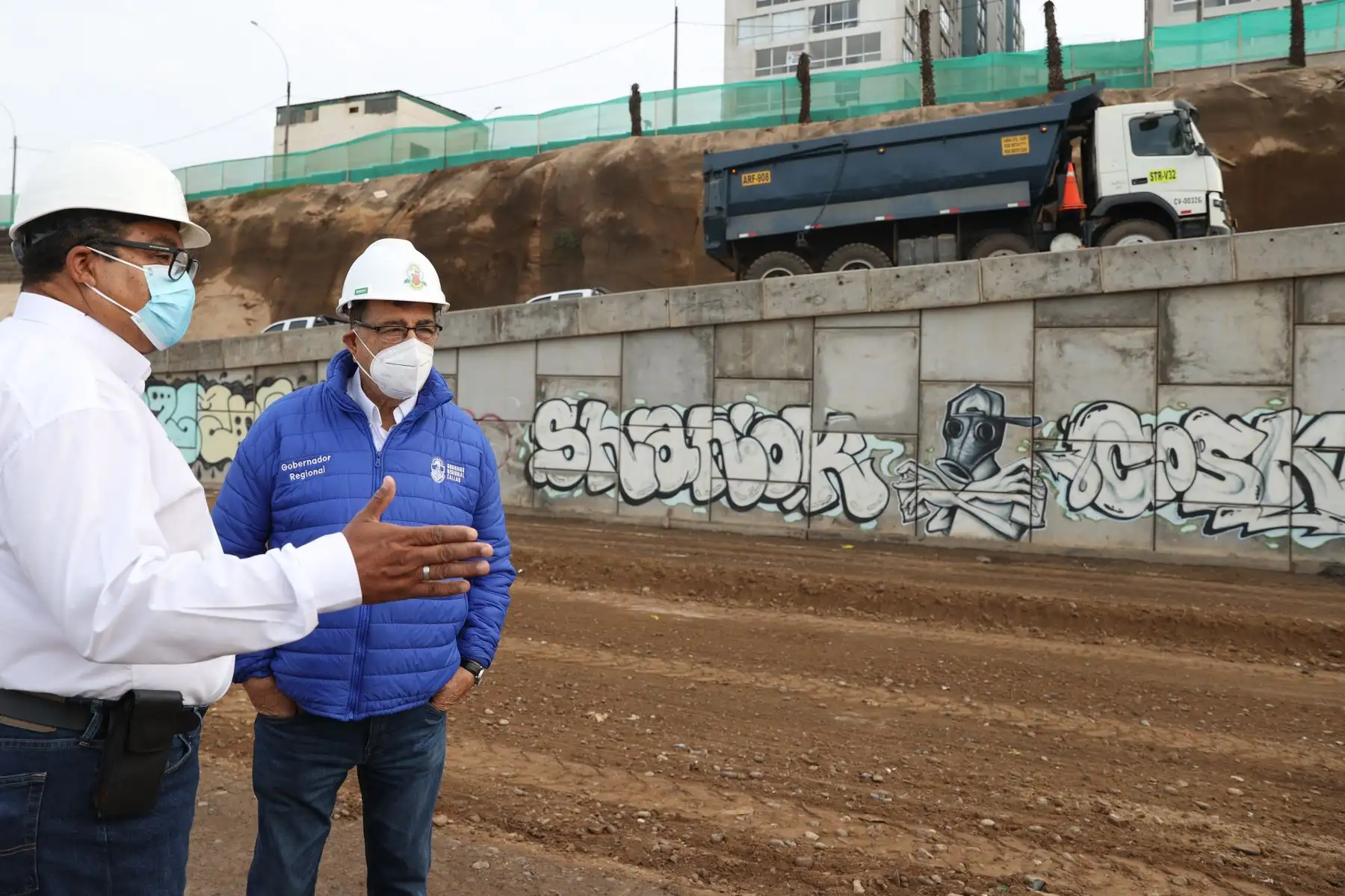 José Dante Mendriotti, gobernador regional del Callao y José Sosa Dulanto Badiola, gerente general regional, durante la inspección al avance de los trabajos que se vienen realizando en la Costa Verde del Callao. Foto: ANDINA/ Jhonel Rodríguez