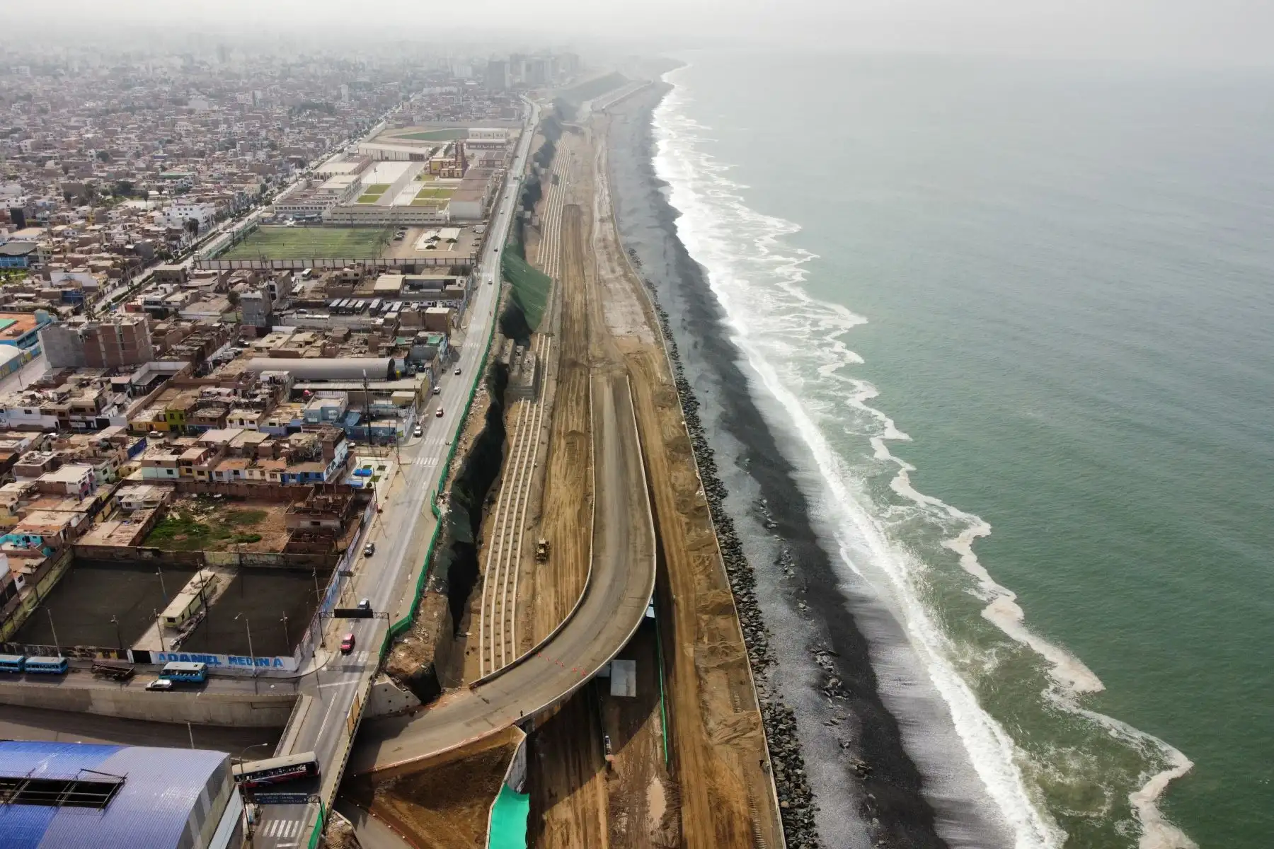 Esta importante vía, que unirá los distritos de La Punta y Chorrillos en solo 25 minutos, permitirá que las personas que vienen del sur con dirección al aeropuerto Jorge Chávez puedan evitar la gran congestión vehicular de Lima. Foto: ANDINA/ Jhonel Rodríguez