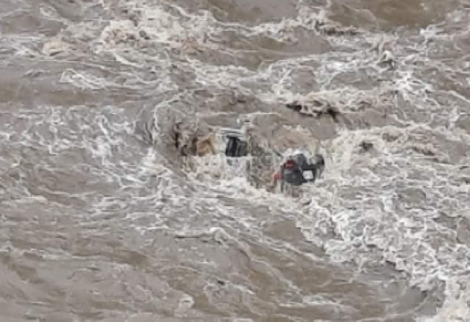 Un vehículo particular en el que viajaban tres miembros de una familia se despistó y cayó a las turbulentas aguas del río Santa, en el sector del puente Cachucucho, al sur de la ciudad de Huaraz.