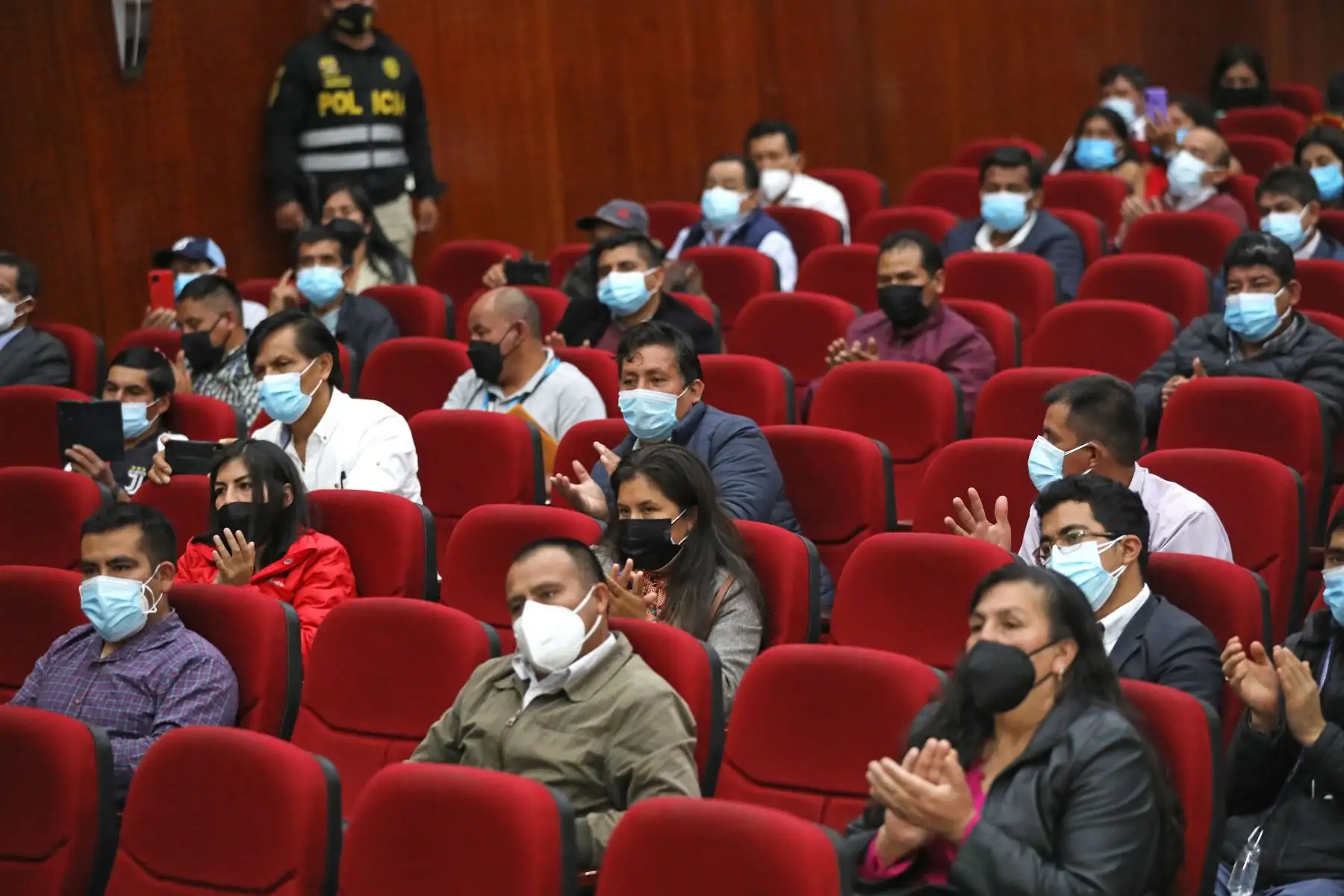 El presidente de la República, Pedro Castillo, sostiene una reunión con autoridades locales en el auditorio del Gobierno Regional de Amazonas. Foto: ANDINA/Prensa Presidencia
