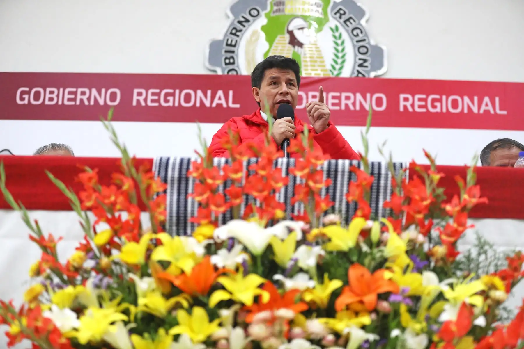 El presidente de la República, Pedro Castillo, sostiene una reunión con autoridades locales en el auditorio del Gobierno Regional de Amazonas. Foto: ANDINA/Prensa Presidencia