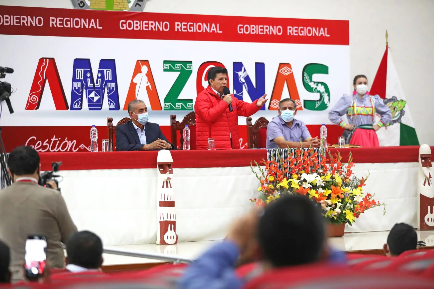 El presidente de la República, Pedro Castillo, sostiene una reunión con autoridades locales en el auditorio del Gobierno Regional de Amazonas. Foto: ANDINA/Prensa Presidencia