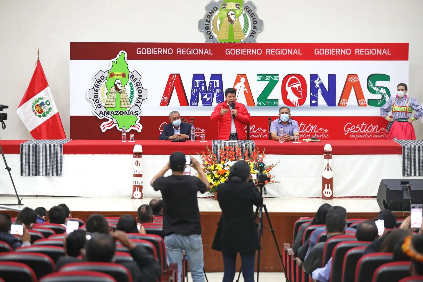 El presidente de la República, Pedro Castillo, sostiene una reunión con autoridades locales en el auditorio del Gobierno Regional de Amazonas. Foto: ANDINA/Prensa Presidencia