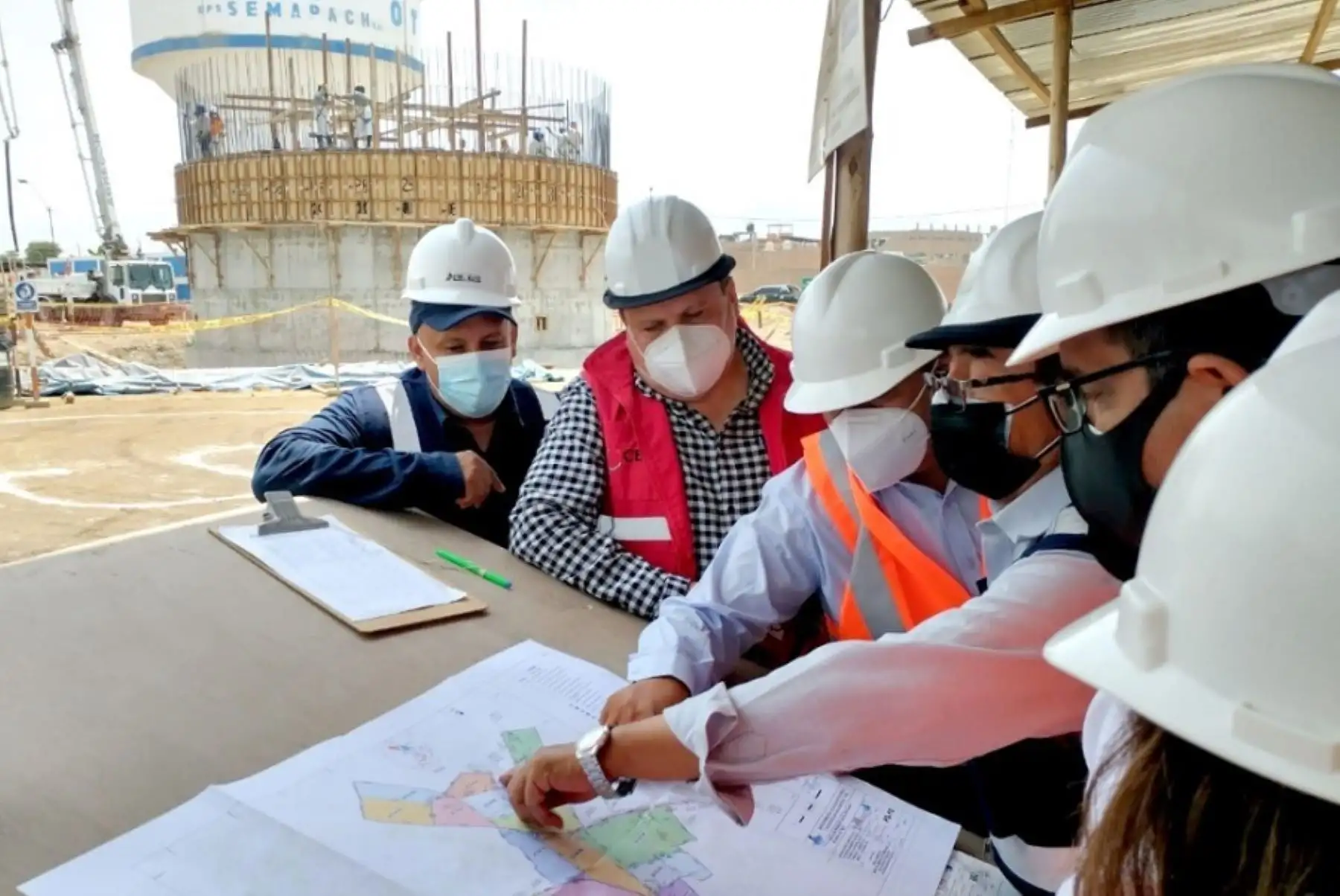 El director ejecutivo de Otass, Héctor Barreda Domínguez, hizo un recorrido por las obras que forman parte de este primer componente, que se ejecuta este año 2022, con una inversión de 51 millones de soles, y que consiste en la construcción de tres reservorios.