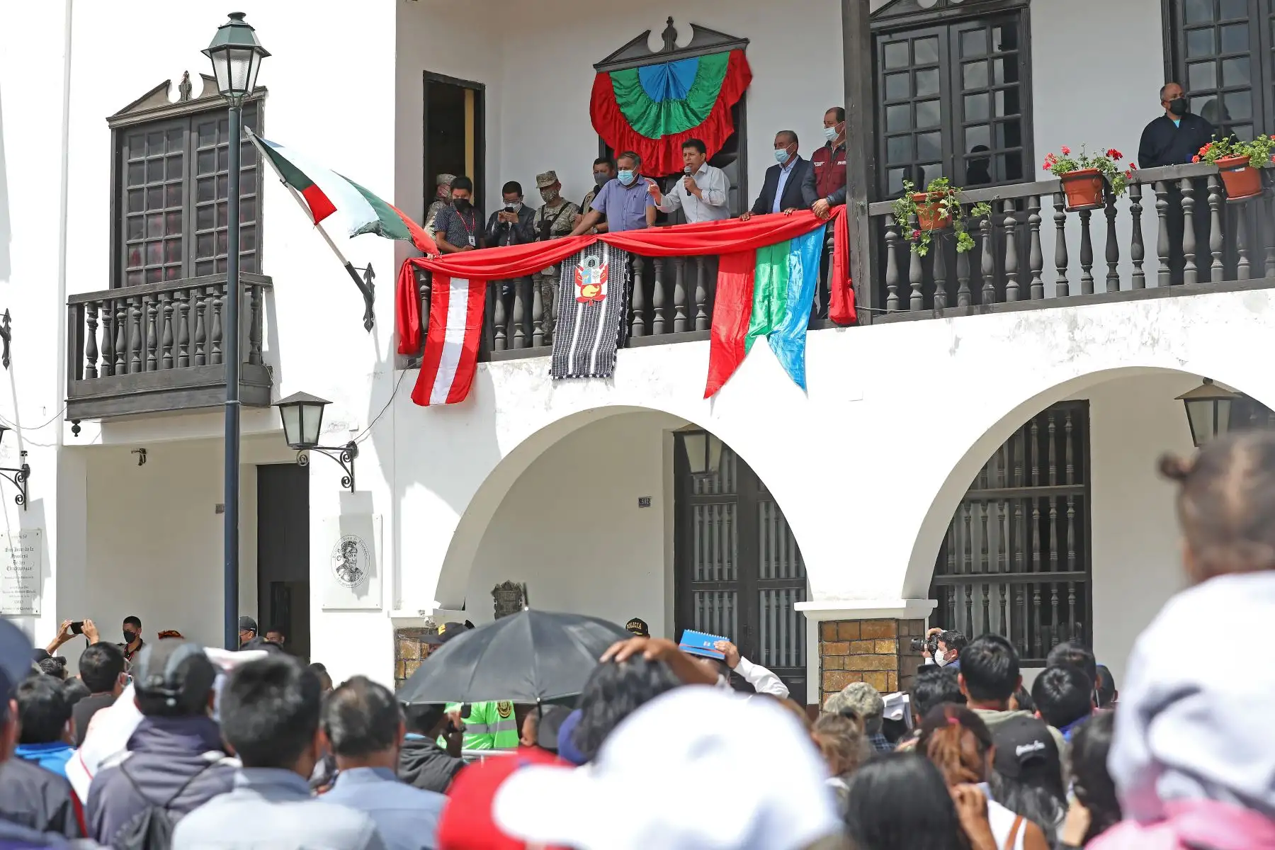Presidente de la República, Pedro Castillo, sostiene encuentro con la población en la plaza de Chachapoyas. Foto: ANDINA/ Prensa Presidencia