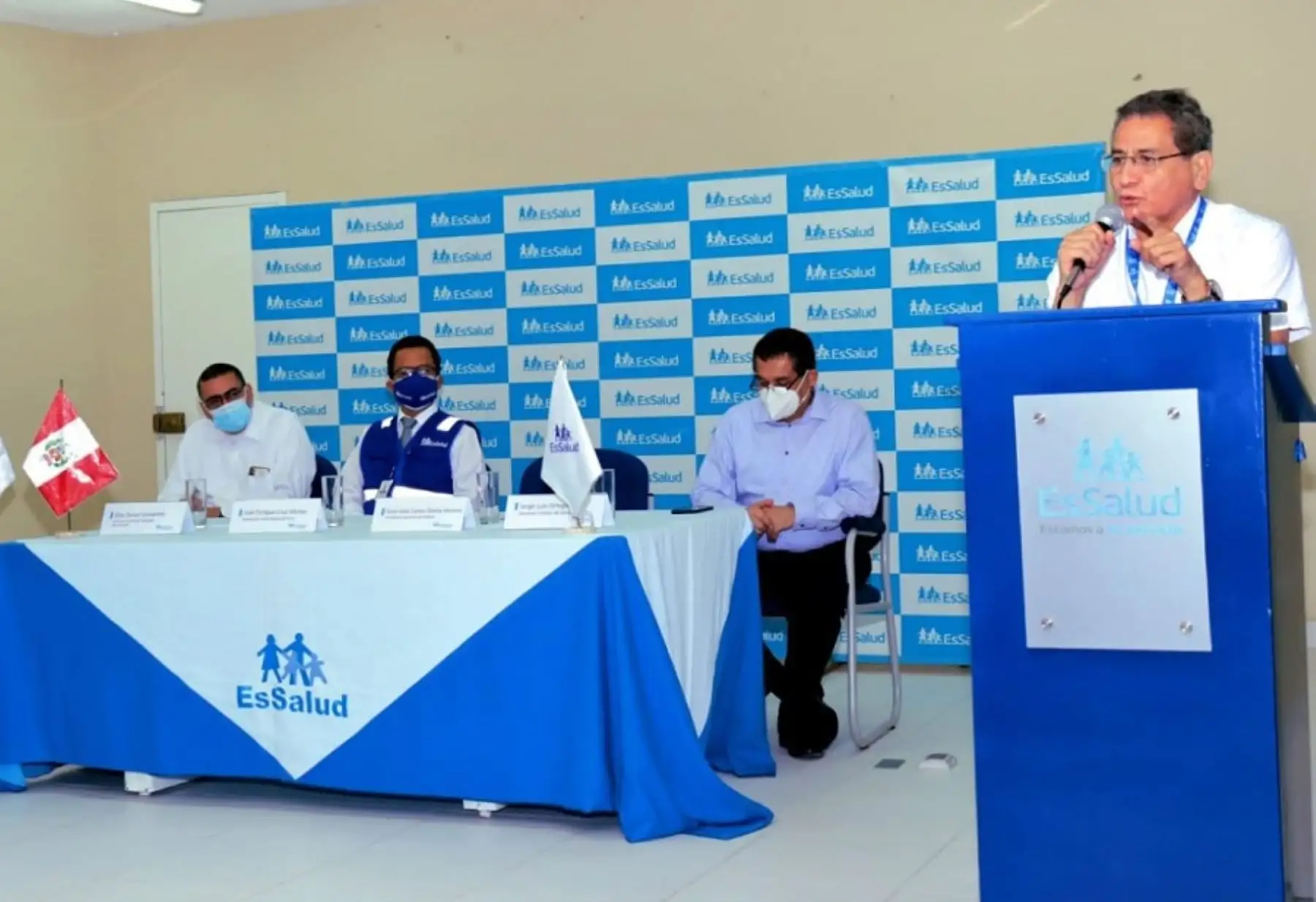 La ejecución de un plan de desarrollo de infraestructura hospitalaria a escala nacional que permitirá reducir la brecha en salud y ampliar los servicios médicos a favor de miles de asegurados, anunció el presidente ejecutivo de EsSalud, Gino Dávila.