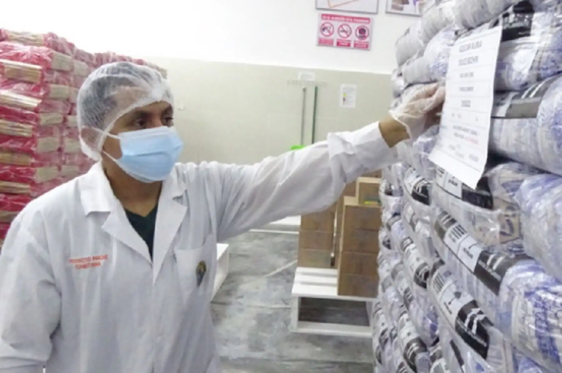 Antes de distribuirse a las escuelas, los alimentos del Programa Nacional de Alimentación Escolar Qali Warma son verificados en cuánto a su calidad e inocuidad en los almacenes de las empresas proveedores.