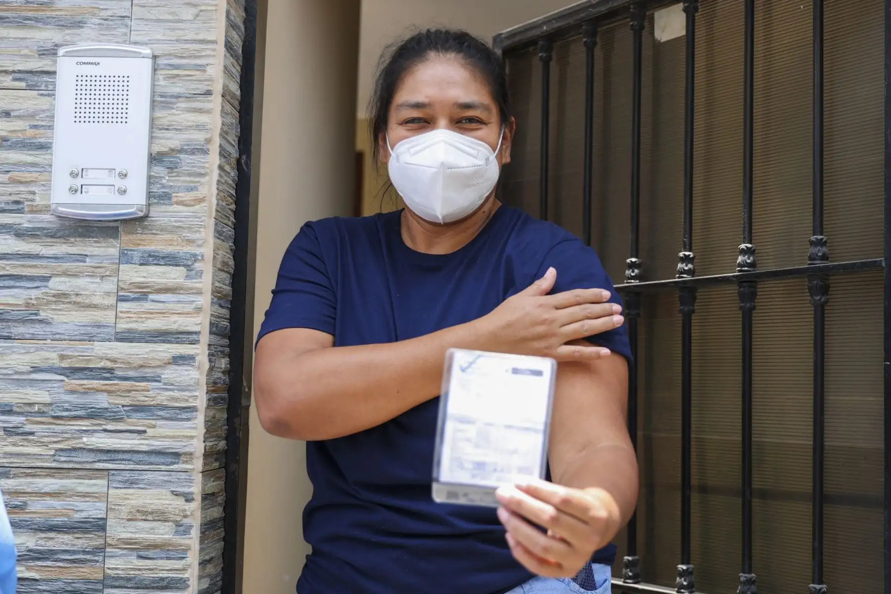 Ministerio de Salud habilitó un punto fijo de vacunación en el Parque Nº 1 de la Urb. Los Girasoles en La Molina, donde se aplicó dosis de vacuna contra la Covid 19, la Influenza, Neumococo y VPH. Tuvo gran acogida por los vecinos de la zona. Además, brigadas de vacunación visitaron 500 viviendas con el fin de identificar a la población que requiera la primera, segunda o tercera dosis contra el coronavirus. Foto: ANDINA/Jhonel Rodríguez