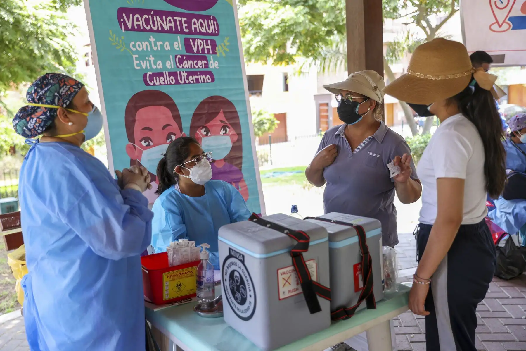 Ministerio de Salud habilitó un punto fijo de vacunación en el Parque Nº 1 de la Urb. Los Girasoles en La Molina, donde se aplicó dosis de vacuna contra la Covid 19, la Influenza, Neumococo y VPH. Tuvo gran acogida por los vecinos de la zona. Además, brigadas de vacunación visitaron 500 viviendas con el fin de identificar a la población que requiera la primera, segunda o tercera dosis contra el coronavirus. Foto: ANDINA/Jhonel Rodríguez