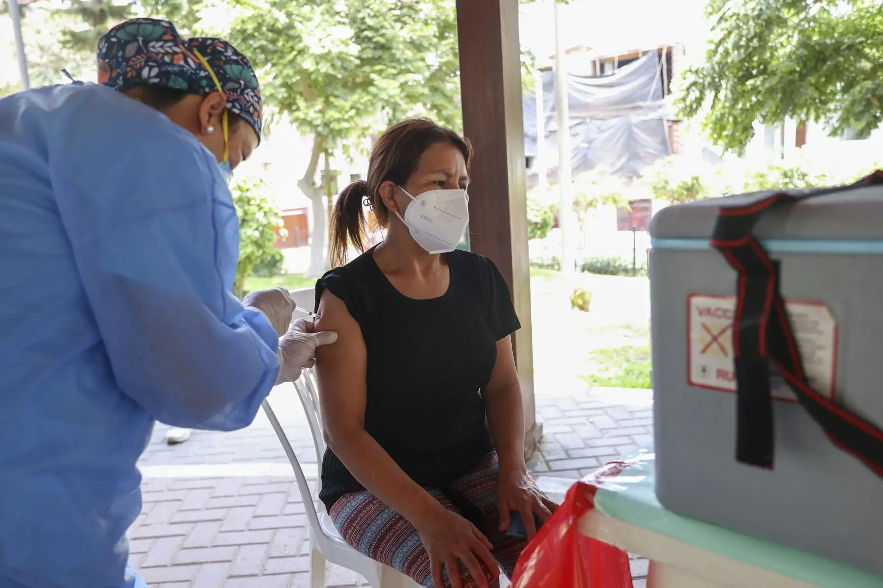 Ministerio de Salud habilitó un punto fijo de vacunación en el Parque Nº 1 de la Urb. Los Girasoles en La Molina, donde se aplicó dosis de vacuna contra la Covid 19, la Influenza, Neumococo y VPH. Tuvo gran acogida por los vecinos de la zona. Además, brigadas de vacunación visitaron 500 viviendas con el fin de identificar a la población que requiera la primera, segunda o tercera dosis contra el coronavirus. Foto: ANDINA/Jhonel Rodríguez