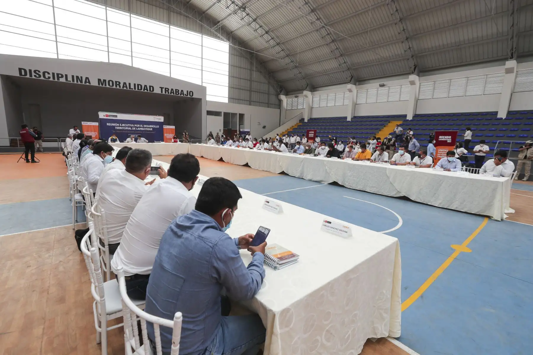 El Presidente de la República, Pedro Castillo, y el jefe del Gabinete Ministerial, Aníbal Torres, encabezan la Reunión Ejecutiva por el Desarrollo Territorial de Lambayeque, junto a la vicepresidenta Dina Boluarte, el gobernador Luis Alberto Díaz Bravo y ministros de Estado. Foto: ANDINA/PCM
