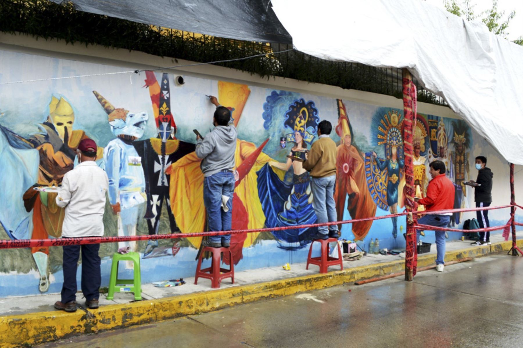 El mural se ubica en el barrio Cumbemayo donde sus entusiastas dirigentes plasman los disfraces ganadores de los últimos años del concurso de patrullas y comparsas del carnaval. Foto: ANDINA/Cortesía Eduard Lozano
