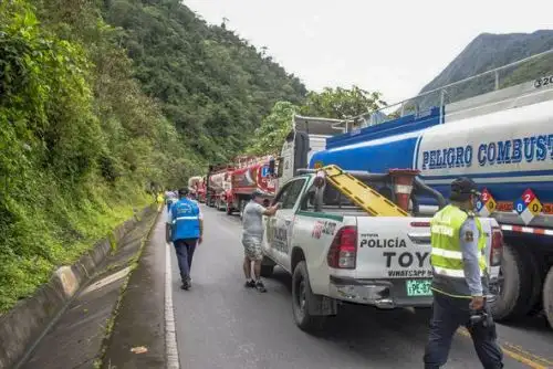 Tras culminar las labores de limpieza se restableció el tránsito vehicular en la vía Interoceánica Sur. Foto: ANDINA/difusión.