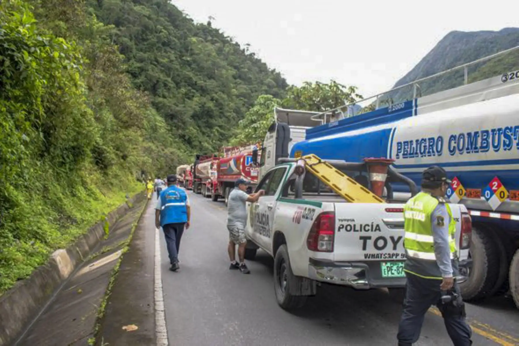 Tras culminar las labores de limpieza se restableció el tránsito vehicular en la vía Interoceánica Sur. Foto: ANDINA/difusión.