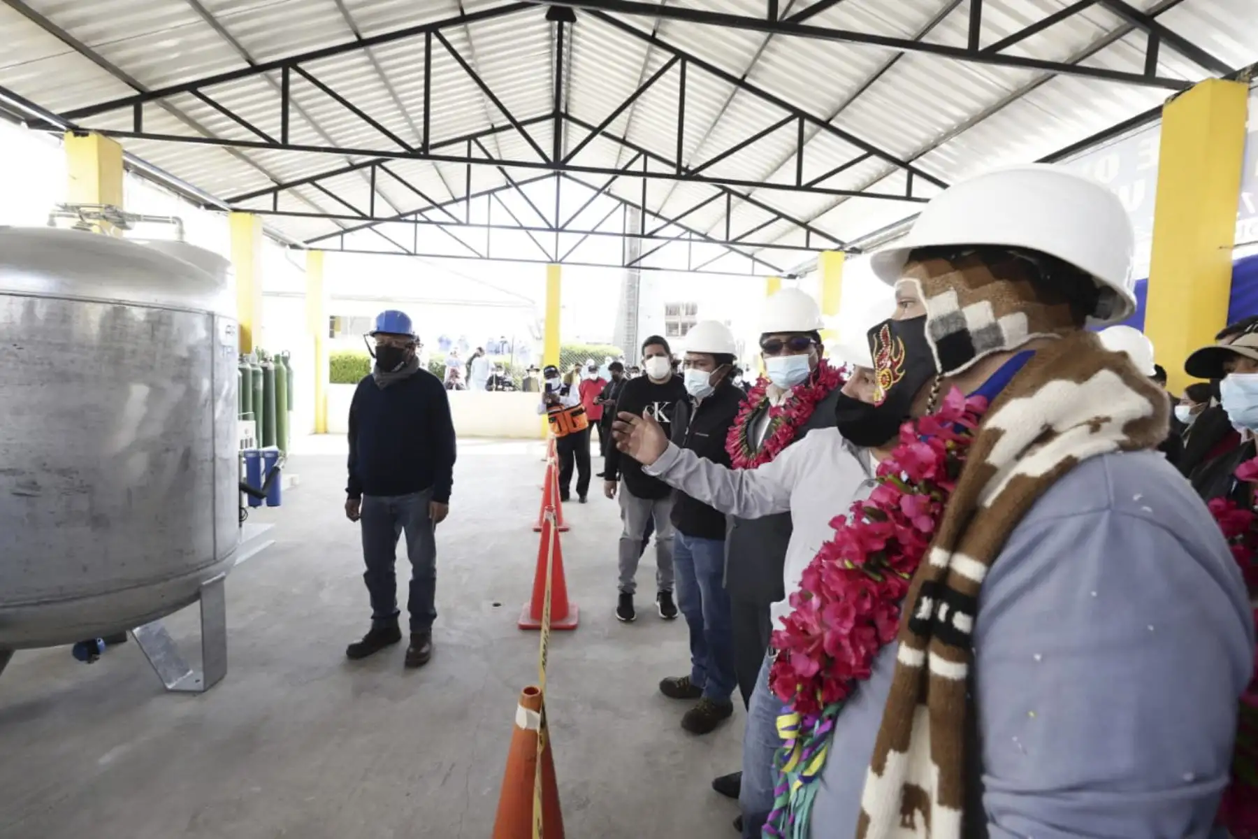 El ministro de Cultura, Alejandro Salas Zegarra, llegó a la región Puno para participar de la inauguración de una planta de oxígeno en Ilave, que estará a disposición del pueblo Aimara. Asimismo, visitó las localidades de Zepita y Desaguadero con la finalidad de reafirmar el compromiso del sector Cultura para el trabajo conjunto con las autoridades locales, en el marco de la emergencia sanitaria por la COVID-19. Foto: Difusión