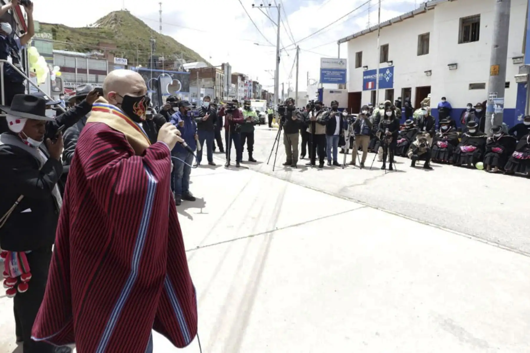 El ministro de Cultura, Alejandro Salas Zegarra, llegó a la región Puno para participar de la inauguración de una planta de oxígeno en Ilave, que estará a disposición del pueblo Aimara. Asimismo, visitó las localidades de Zepita y Desaguadero con la finalidad de reafirmar el compromiso del sector Cultura para el trabajo conjunto con las autoridades locales, en el marco de la emergencia sanitaria por la COVID-19. Foto: Difusión